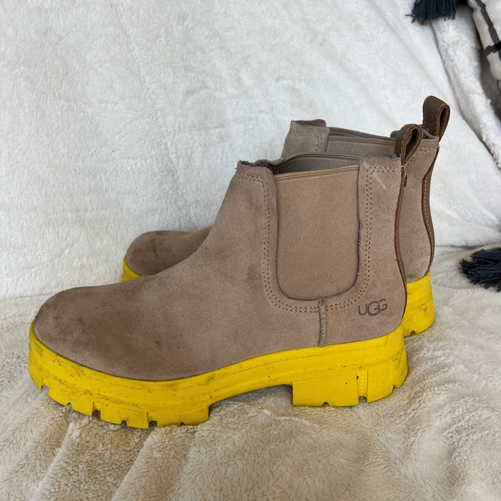 UGG Neumel Platform Chelsea Boots – Suede Taupe w/ Yellow Sole – Women’s Size 10